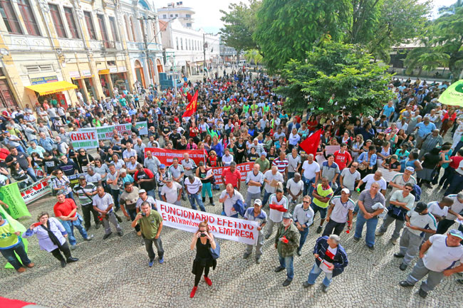 Servidores da PJF ameaçam greve 5 Concentração de toda a categoria ocorreu na Praça da Estação (Foto: Leonardo Costa 01-06-16)
