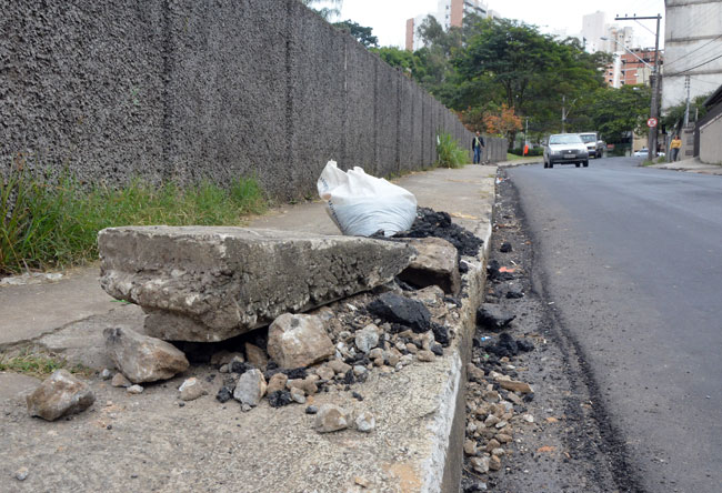 Restos de entulho dificultam passagem em calçada 1 vu-pantaleoni-marcelo