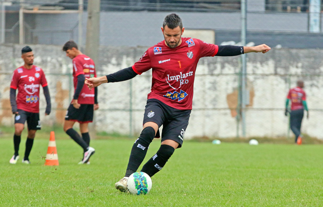 Novidades no Galo 1 Estevam esboça Tupi com Giancarlo como titular. Clube acerta com meia Pedrinho Botelho (Foto: Felipe Couri)