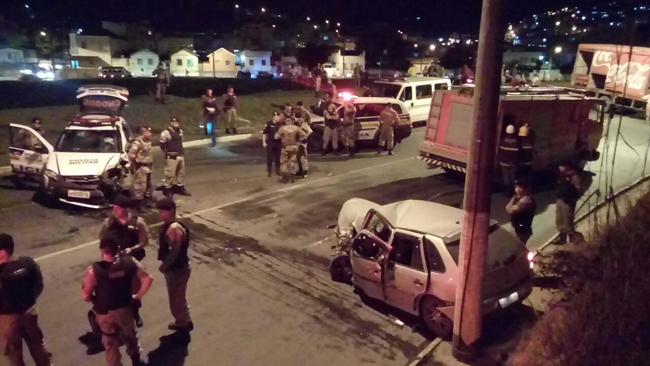 Batida envolvendo viatura da PM fecha a Avenida Brasil 1 Batida deixou o trânsito interditado na Avenida Brasil (Foto: Marcelo Ribeiro/06-07-16)