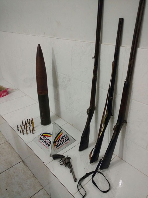 Idoso é preso em flagrante com arsenal em casa 2 armas