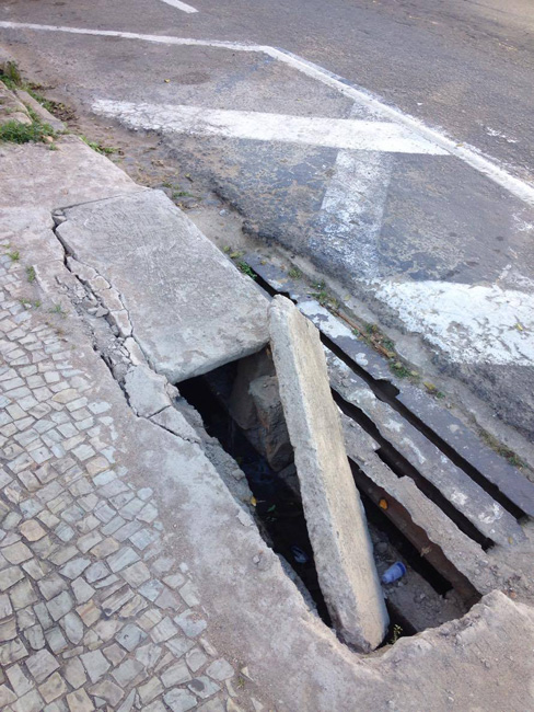 A placa chegou a ser consertada , mas em menos de duas semana, voltou a ser destruída. 