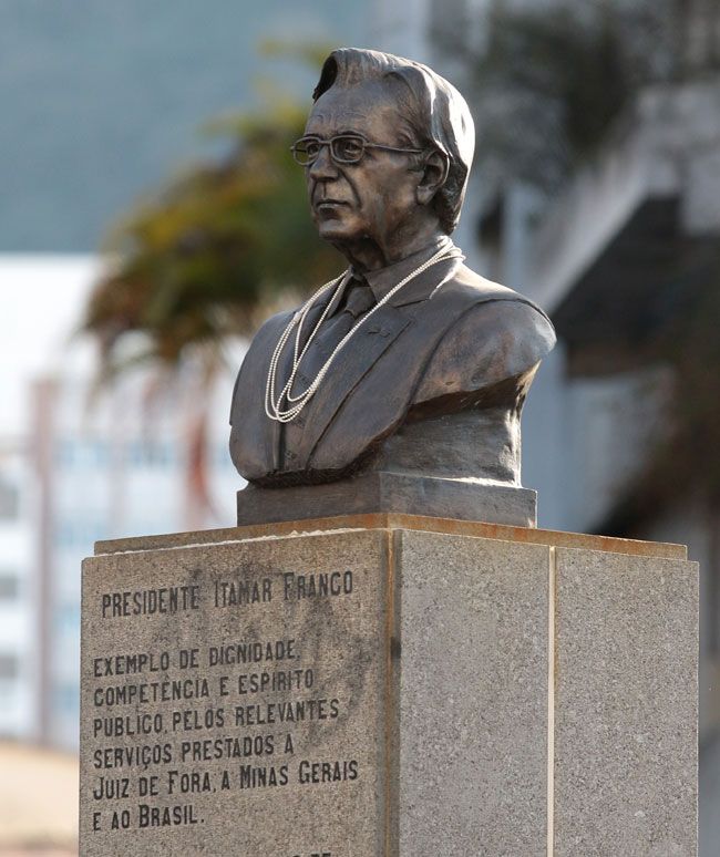 busto do ex presidente itamar franco foi condecorado com corrente para persiana fernando priamo25 07 16