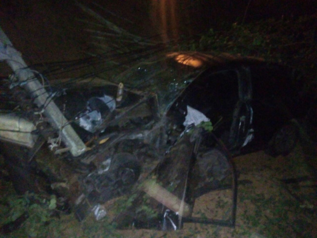 Carro bate no muro do Canil Municipal após perseguição policial 1 Carro bate em muro após perseguição (Foto: Divulgação/ PM 24-07-2016)