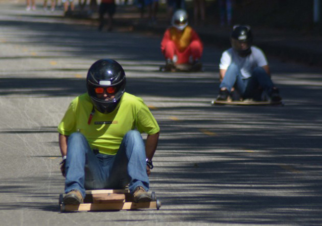 UFJF sedia campeonato de carrinho de rolimã 1 A primeira edição do Grande Prêmio Escuderia reuniu cerca de 40 competidores (Foto: Alexandre Dornelas)