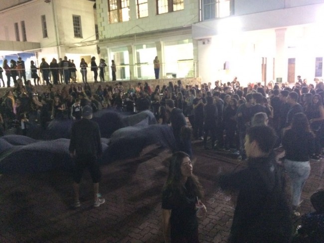 Comunidade acadêmica faz manifestação em frente ao Colégio Granbery (Foto: Nayara Titoneli)
