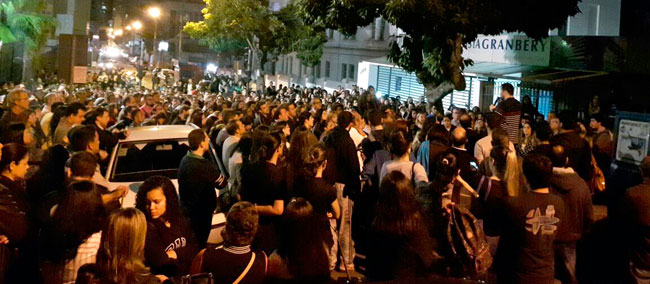 Movimento anuncia afastamento de diretor e volta das aulas nesta terça 1 Assembleia reuniu centenas de pessoas na porta da instituição na noite desta segunda-feira