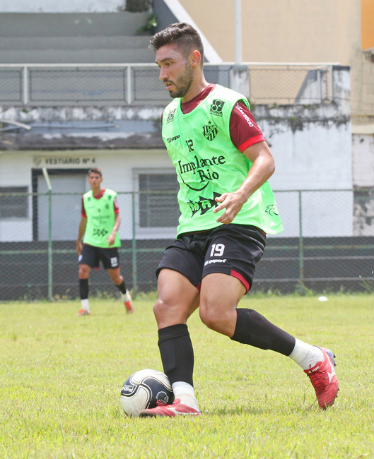 O jogador treinou com bola pela primeira vez na manhã desta terça (19), após ter rompido o músculo da coxa. (Foto: Felipe Couri) 
