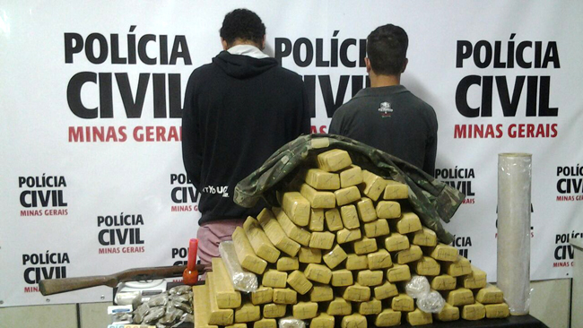 Polícia Civil apreende cerca de 70 barras de maconha 1 Além dos entorpecentes, os policiais também recolheram R$ 394, balanças de precisão, aparelhos celulares e uma coronha de espingarda. (Foto: Marcos Araújo)