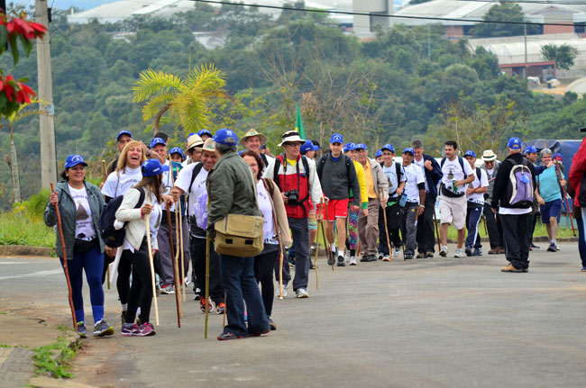 Peregrinos deram início à caminhada às 8h30 (Foto: Olavo Prazeres/20-06-16)
