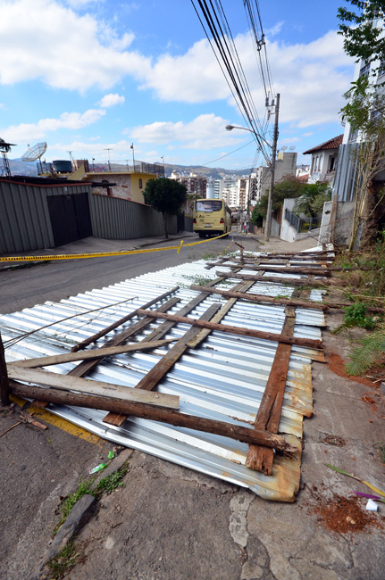 Placa caída sobre pista da Visconde de Mauá 1 Ventania chegou a 60km/h e provocou a queda de uma placa. (Foto: Olavo Prazeres)