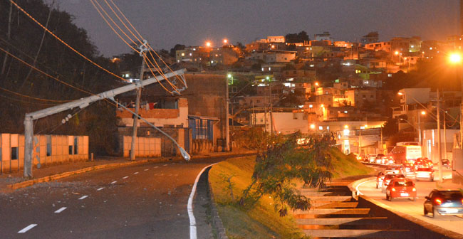 Poste tomba após batida 1 Tombamento de poste interdita trânsito em Santa Luzia (Foto: Marcelo Ribeiro 11-07-2016)
