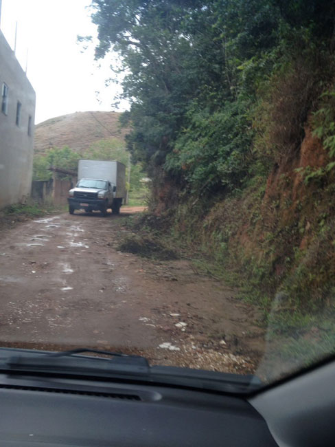 Rua sem calçamento e com buracos no Recanto dos Lagos 1 vu-recanto-dos-lagos