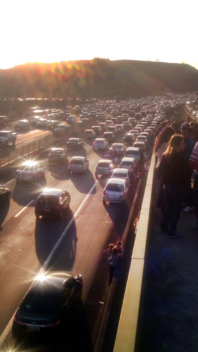 Esquadrilha da Fumaça atrai multidão ao Expominas 1 BR-040 apresentou grande fluxo de veículos. (Foto do leitor Gabriel Barros Pereira)
