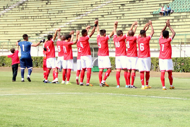 Jogadores do Baeta comemorando a primeira vitória do time na 2° divisão do Mineiro - Foto: Divulgação/Tupynámbas