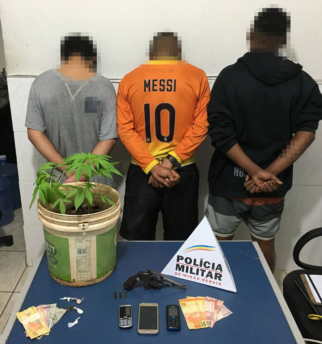Suspeitos foram presos e apreendidos junto com droga, arma, dinheiro e celulares (Foto: Olavo Prazeres/05-08-16)