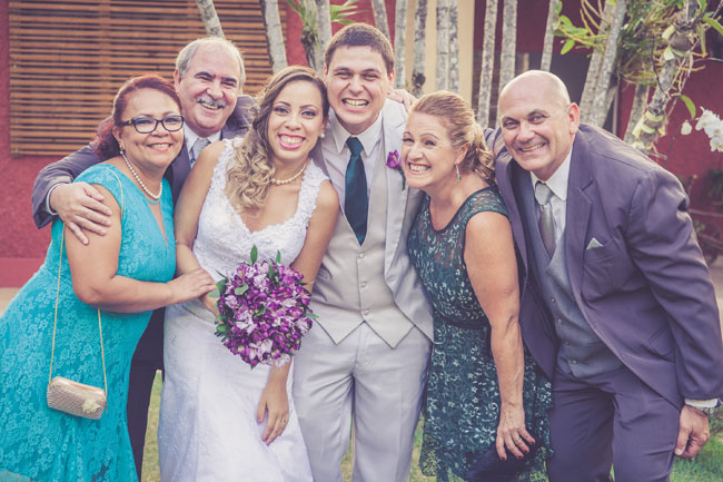 Juiz-forana em busca da mãe 2 Mayara com os pais adotivos (à esquerda) no dia de seu casamento, em 2014