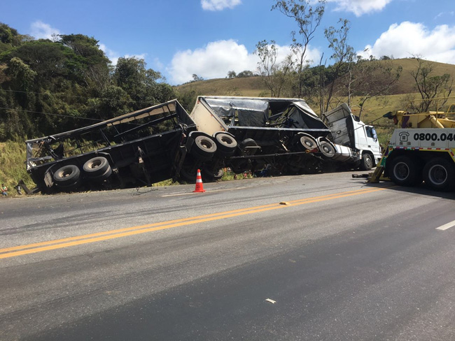 Carreta tombou na BR-040 e matou motorista (Foto: Divulgação/ PRF)