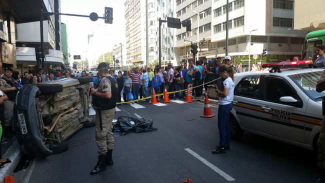 Idoso morre atropelado na Rio Branco 1 Idoso teria desequilibrado na calçada e caído na via (Foto: Sandra Zanella 17-08-2016)