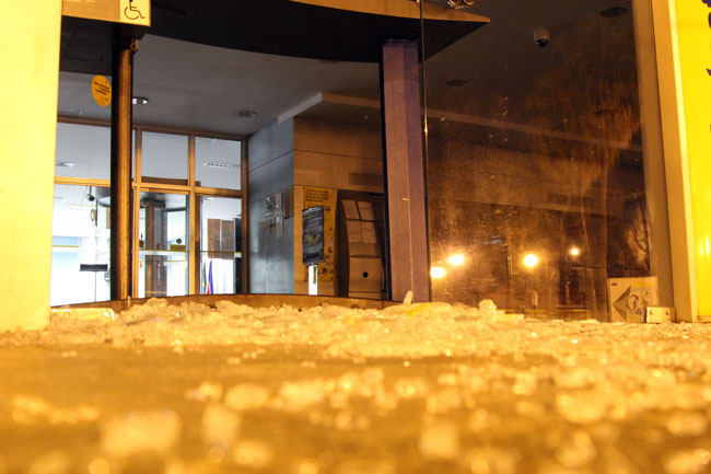 Paiol que explodiu tinha centenas de granadas 2 Porta de vidro de agência bancária na Praça Jeremias Garcia, em Benfica, ficou destruída (Foto: Leonardo Costa/17-08-16)