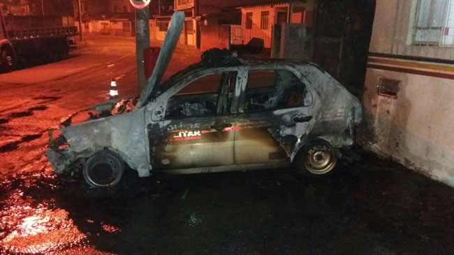 Criminosos ateiam fogo em viatura na porta da 269ª Companhia 1 caro da pm whatsapp 2