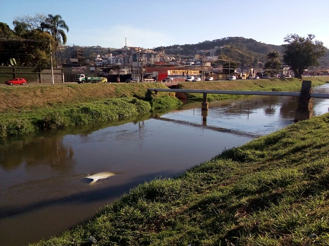 Gol cai no Rio Paraibuna, e motorista escapa 1 Foto: Eduardo Valente