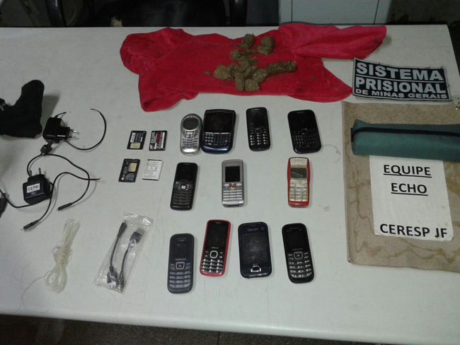 Garrafa com celulares e droga é jogada dentro do Ceresp 1 Materiais foram encontrados por agentes penitenciários (Foto: Divulgação/ PM 11-08-2016)