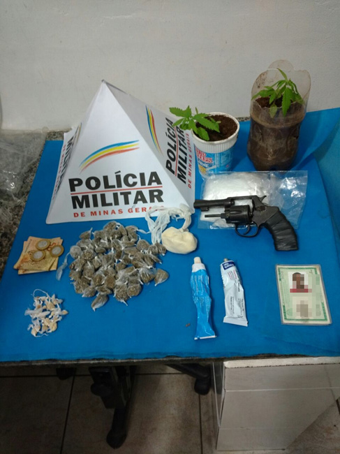 Adolescente é apreendido com arma e drogas 1 Material foi encontrado com um adolescente (Foto: Divulgação/ PM)