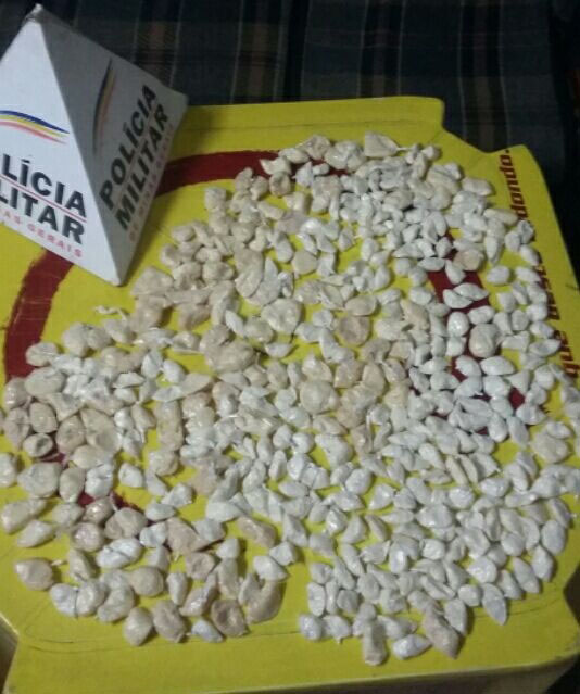 Mais de 400 papelotes de cocaína são desenterrados na Vila Ideal 1 PM encontrou droga enterrada (Foto: Divulgação/ PM)