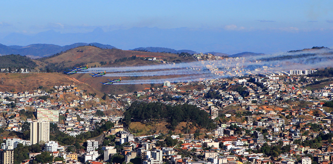 Esquadrilha da fumaça se prepara para apresentação em JF 1 Os sete aviões da Esquadrilha da Fumaça sobrevoaram a Avenida Rio Braco (Foto: Fernando Priamo/11-08-16)