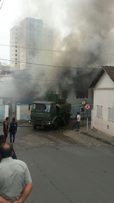Incêndio em Santos Dumont mobiliza Bombeiros de JF 1 No casarão funcionam serviços de assistência social (Foto: Sebastião de Paula 11-08-2016)