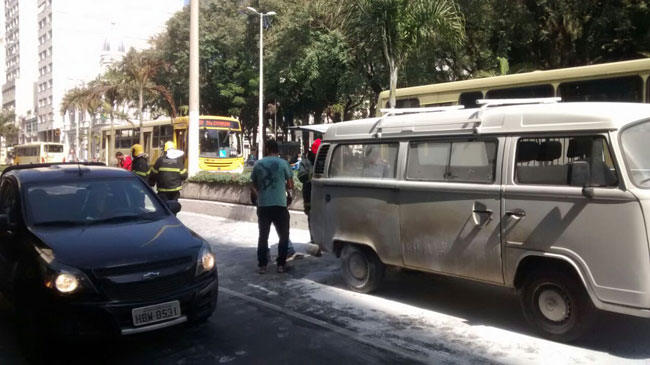 Kombi pega fogo na Rio Branco e tumultua trânsito 1 Eduardo Valente