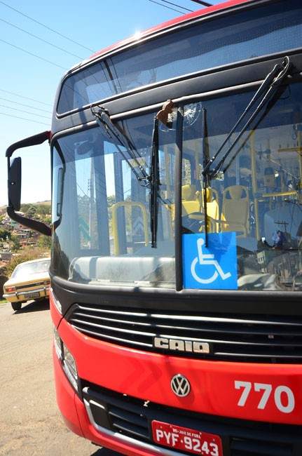 Machado é arremessado e fica cravado em para-brisa de ônibus na Vila Ideal 3 (Foto: Olavo Prazeres)