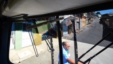 Machado é arremessado e fica cravado em para-brisa de ônibus na Vila Ideal 1 onibus atacado olavo