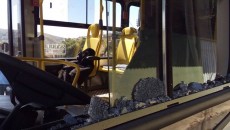 Machado é arremessado e fica cravado em para-brisa de ônibus na Vila Ideal 2 onibusatacado olavo 3