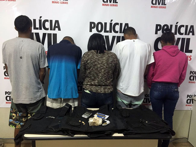 Delegacia Antidrogas prende cinco por suspeita de tráfico de drogas 1 Grupo foi preso em dois endereços na Zona Norte de JF (Foto: Divulgação/ Polícia Civil)