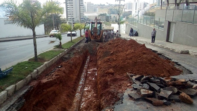Rompimento de rede de água interdita Itamar Franco 1 Motoristas devem evitar a área (Foto: Olavo Prazeres 26-08-2016)