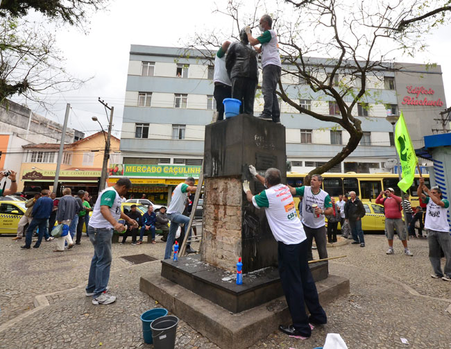 Trabalhadores lavam estátua em defesa da CLT 1 Olavo Prazeres