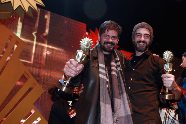 Curta juiz-forano ganha dois Kikitos no Festival de Gramado 1 Tairone Vale e Felipe Saleme durante cerimônia de premiação do curta metragem "Aqueles Cinco Segundos" no Festival de Gramado. (Foto: Cleiton Thiele/Pressphoto )