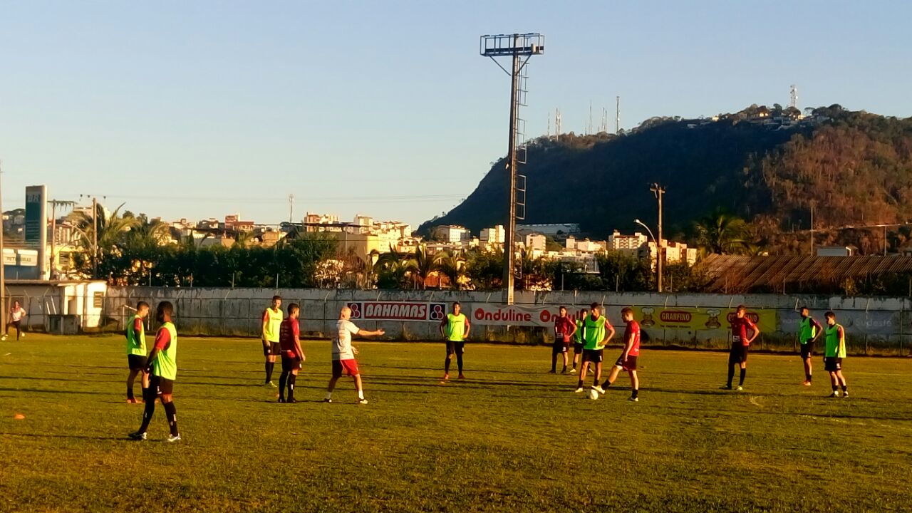 Ricardinho já trabalha em Santa Terezinha 2 Ricardinho comanda o Tupi em seu primeiro treino Foto: Leonardo Costa