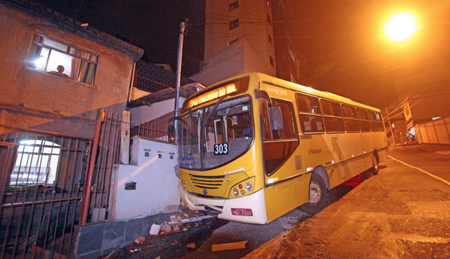Idosa é atingida por ônibus após descer no ponto 1 Foto: Leonardo Costa/19-09-16