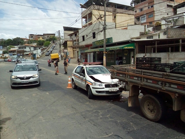 Viatura bate na traseira de caminhão 1 Batida aconteceu no Parque Guarani (Foto: Marcelo Ribeiro)