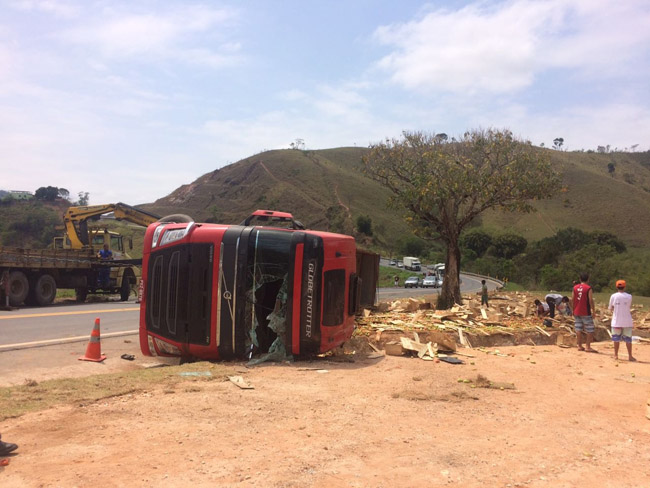 Caminhoneiro perde a mão em acidente 1 Acidente aconteceu na BR-267