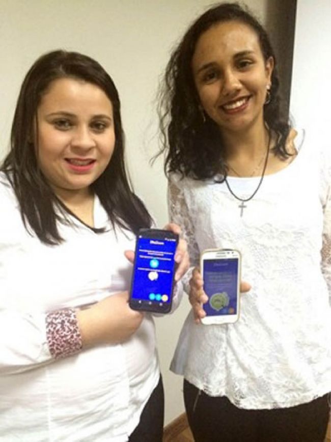 as estudantes prisciane e raissa criaram aplicativo de celular que mapeia os focos do mosquito divulgacao