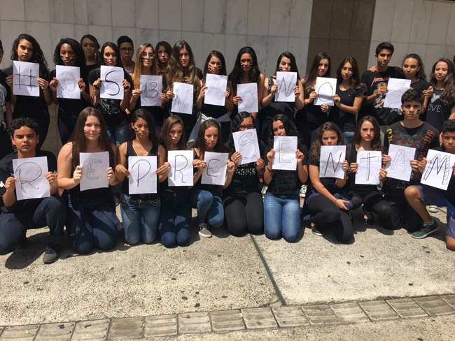 Alunos fizeram ato em frente ao Apogeu 