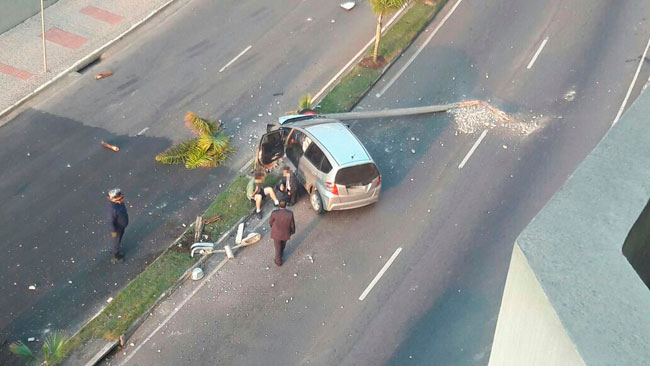 Foto: Reprodução WhatsApp carro-bate-em-poste-reproducao-whatsapp