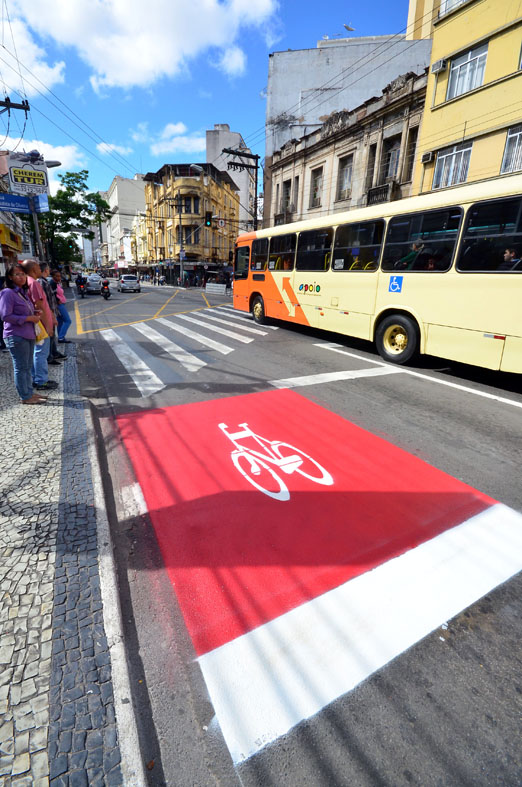 Getúlio recebe ciclorrota 1 Pinturas começaram a ser feitas esta semana na Getúlio, que também terá placas de sinalização vertical (Foto: Olavo Prazeres)
