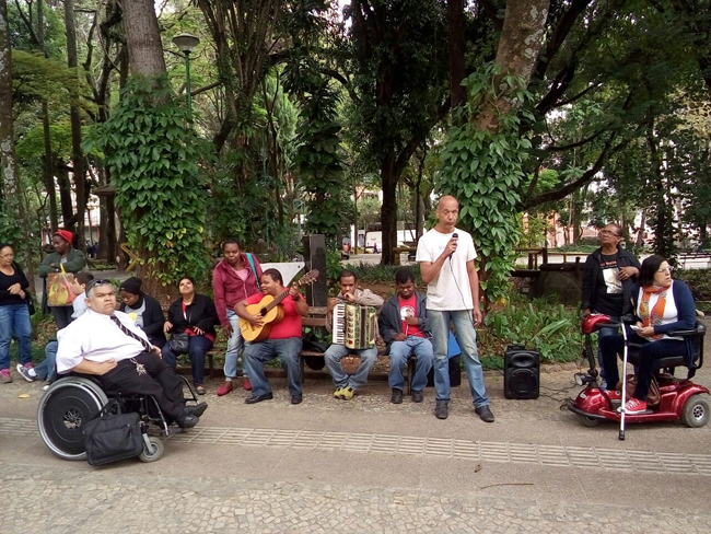 Ato celebra Dia Nacional de Luta da Pessoa com Deficiência 1 Ação é realizada no Parque Halfeld (Foto: Marcelo Ribeiro)