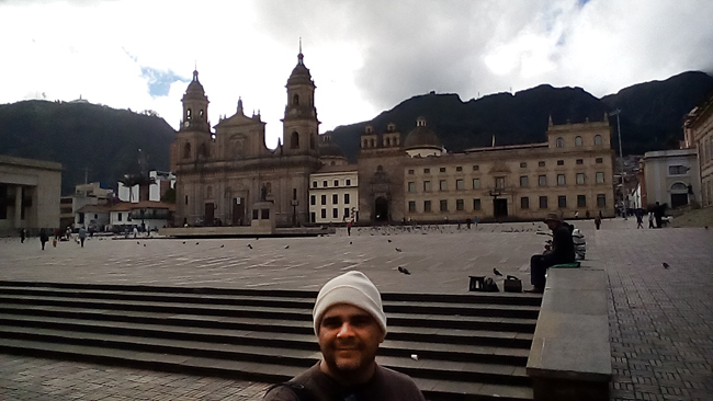 Jorge Luiz na na Praça Simon Bolívar em Bogotá, com a Catedral e o Morro Monserrate ao fundo