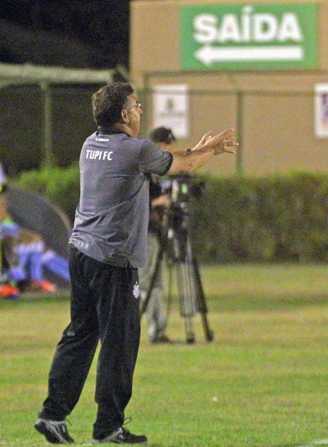 Tupi anuncia saída de técnico Estevam Soares 1 estevam saida leo